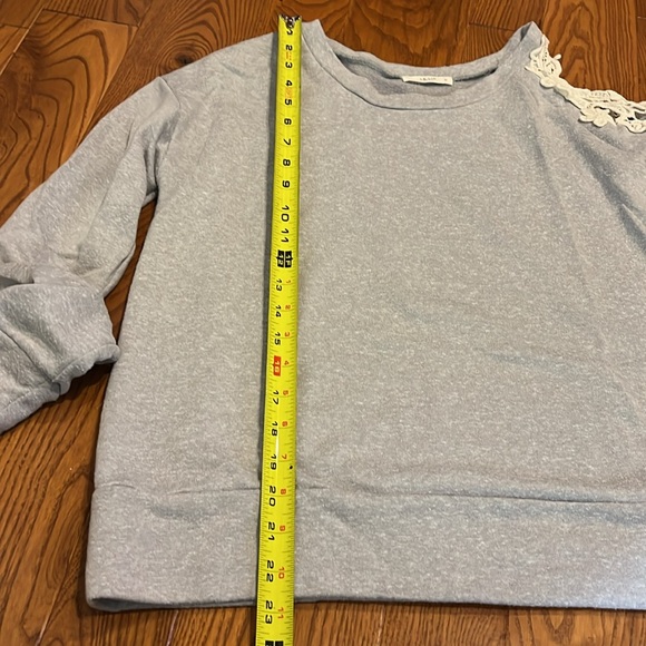 Le lis women’s cold shoulder light weight thin sweatshirt size medium - Picture 10 of 10